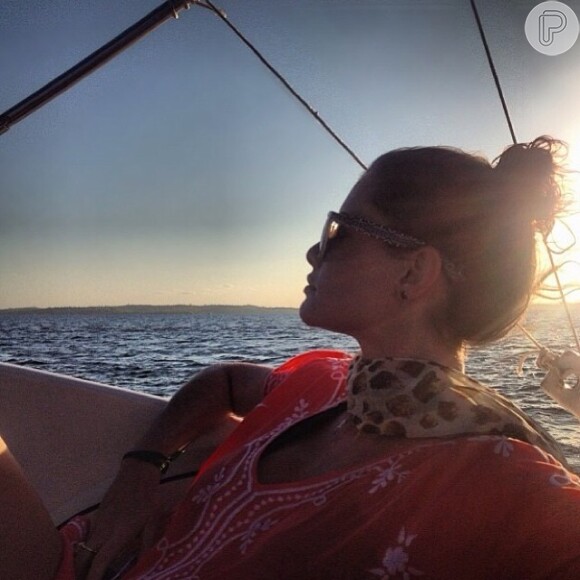 Alinne Moraes posta foto durante um passeio de lancha no primeiro dia do ano, em 1º de janeiro de 2014