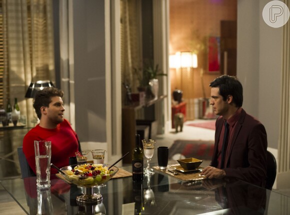 Niko convida Félix para jantar em sua casa e a relação dos dois se torna cada vez mais próxima