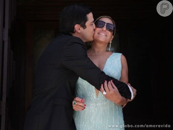 Mateus Solano tasca um beijo em Susana Vieira durante os intervalos da gravação do casamento de Lutero e Bernarda em 'Amor à Vida'