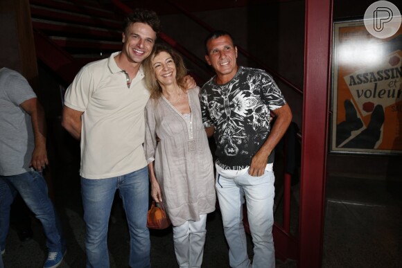 Cassio Reis posa com Marília Pêra e Eri Johnson no Teatro Leblon, no Rio de Janeiro