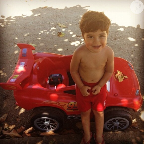 Juliana Paes publica foto do filho, Pedro, de 2 anos, com seu presente de Natal