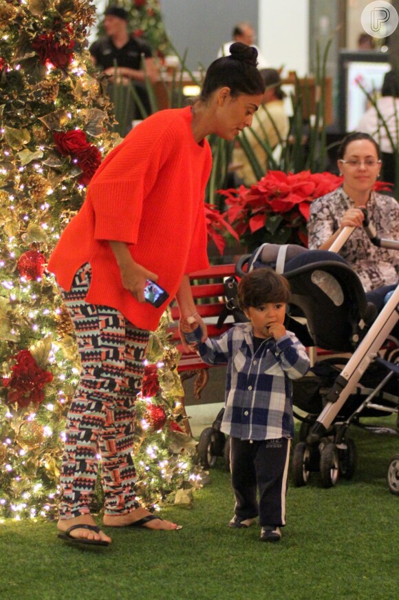Pouco antes do Natal, Juliana fez passeio com Pedro em shopping do Rio