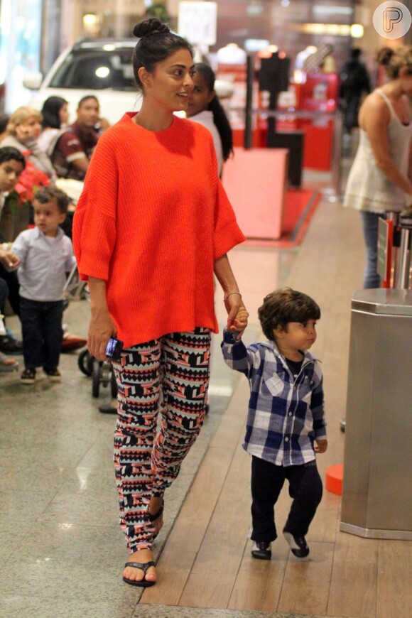 Juliana passeia com Pedro em shopping