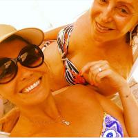 Giovanna Antonelli posta foto tomando sol com a mãe no RJ: 'Curtindo o calor'