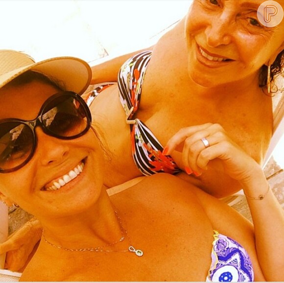 Giovanna Antonelli toma sol e garante bronzeado em praia carioca