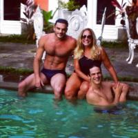 Susana Vieira curte piscina com Mateus Solano e motorista de 'Amor à Vida'