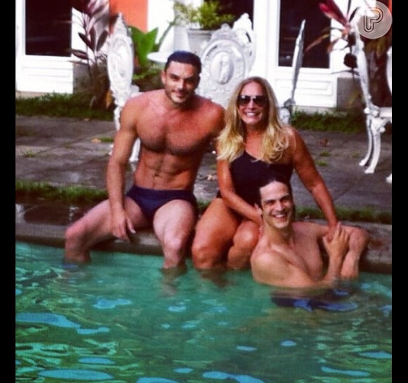 Susana Vieira posta foto com Mateus Solano e Kiko Pissolato na piscina da mansão da família Koury de 'Amor à Vida'