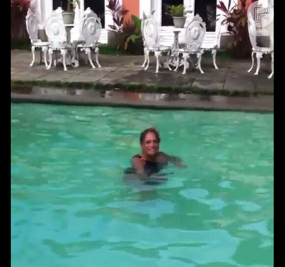 Susana Vieira curte piscina em domingo de gravação; atriz postou foto no dia 5, de janeiro de 2014