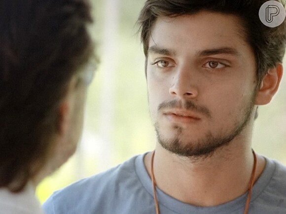 Marlon (Rodrigo Simas) não conta nada sobre William (Thiago Rodrigues) para Tereza (Carolina Ferraz) em 'Além do Horizonte', em 13 de janeiro de 2014