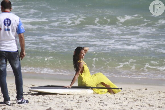 Yanna Lavigne posa sensual para ensaio fotográfico na praia da Barra da Tijuca, Zona Oeste do Rio de Janeiro, nesta quarta-feira, 8 de janeiro de 2014