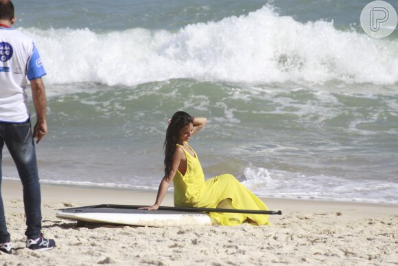 Yanna Lavigne, de 'Além do Horizonte', faz ensaio fotográfico na praia da Barra da Tijuca