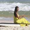 Yanna Lavigne, a Ana Fátima de 'Além do Horizonte', posa sorridente para ensaio fotográfico na praia