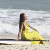 Yanna Lavigne posa sorridente para ensaio fotográfico na praia da Barra da Tijuca