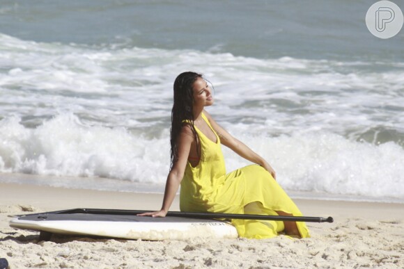 Yanna Lavigne posa sorridente para ensaio fotográfico na praia da Barra da Tijuca