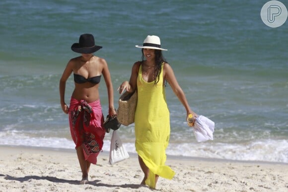 Yanna Lavigne deixa a praia da Barra da Tijuca após participar de ensaio fotográfico
