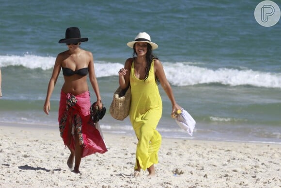 Yanna Lavigne deixa a praia da Barra da Tijuca, Zona Oeste do Rio de Janeiro, nesta quarta-feira, 8 de janeiro de 2014