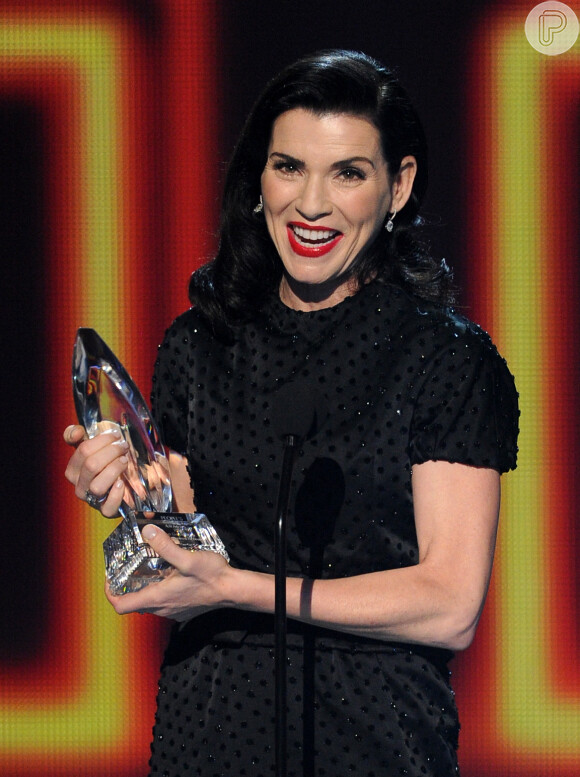 Julianna Margulies recebe o prêmio de Melhor Drama na TV por The Good Wife, no People's Choice Awards 2014