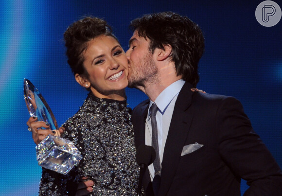 Nina Dobrev e Ian Somerhalder ganham o prêmio de Melhor Química na tela por causa dos personagens Elena e Damon, do seriado 'The Vampire Diaries', no People's Choice Awards 2014