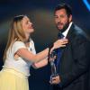 Drew Barrymore entrega o prêmio de Melhor Ator em Filme de Comédia para Adam Sandler no People's Choice Awards 2014