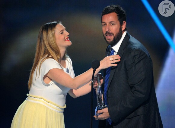 Drew Barrymore entrega o prêmio de Melhor Ator em Filme de Comédia para Adam Sandler no People's Choice Awards 2014