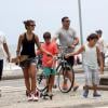 Ronaldo e Paula passeiam com a família do jogador em praia carioca; o casal ficou noivo em dezembro de 2013