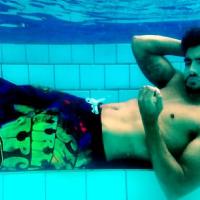 Caio Castro posta foto relaxando debaixo d'água em piscina: 'Ah, o verão'