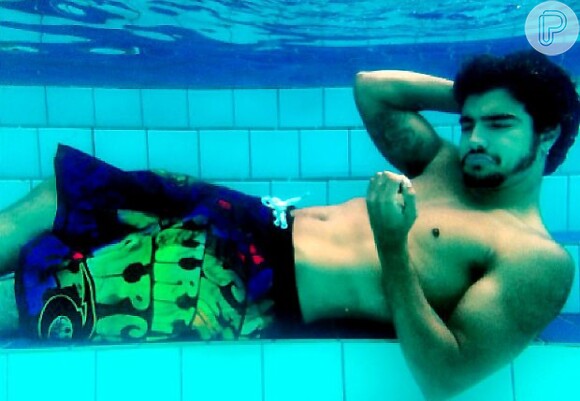 Caio Castro postou foto 'relaxando' debaixo d'água em seu Instagram, neste domingo, 6 de janeiro de 2013