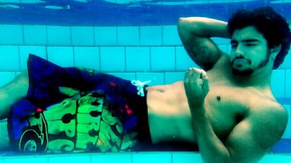 Caio Castro posta foto relaxando debaixo d'água em piscina: 'Ah, o verão'