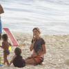 A atriz Grazi passou a tarde desta quinta-feira na praia da Barra da Tijuca, no Rio