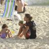 A atriz Grazi passou a tarde desta quinta-feira na praia da Barra da Tijuca, no Rio