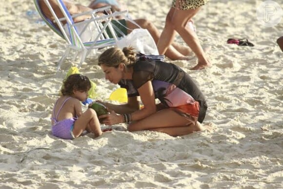 Grazi Massafera curtiu o dia na praia da Barra da Tijuca, Zona Oeste do Rio, com Sofia, sua filha de 1 ano e 8 meses, fruto de sua relação com Cauã Reymond