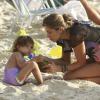 Grazi Massafera passou a tarde desta quinta-feira, 9 de janeiro de 2014, na praia da Barra da Tijuca, Zona Oeste do Rio de Janeiro, com sua filha, Sofia, de 1 ano e 8 meses