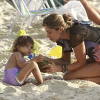 Grazi Massafera se diverte com sua filha, Sofia, na praia da Barra, no Rio
