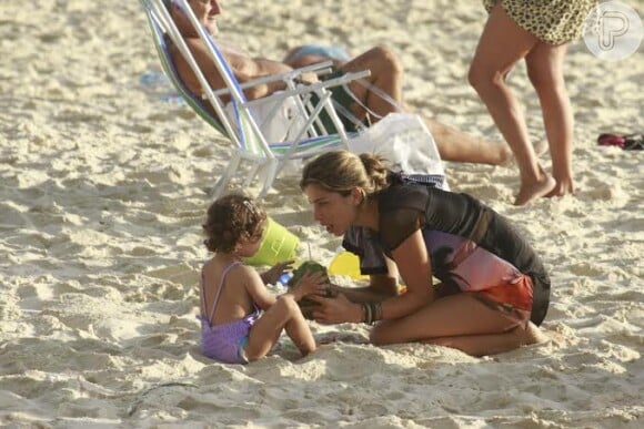 A atriz Grazi Massafera curtiu o dia na praia da Barra, no Rio, com Sofia