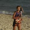 A atriz Grazi Massafera curtiu o dia na praia da Barra, no Rio, com Sofia