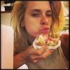 Carolina Dieckmann mostrou uma foto sua no Instagram comendo um sanduíche de mortadela e confessou: 'Amo muito tudo isso'