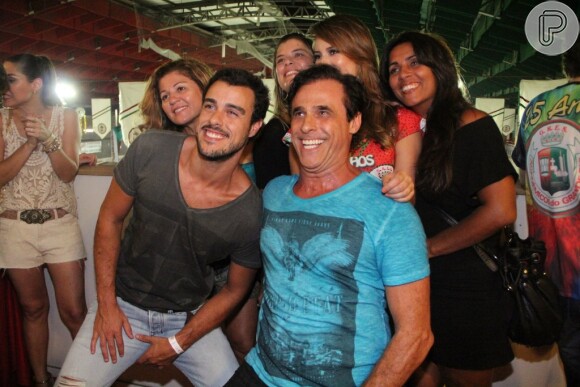 Joaquim Lopes, Oscar Magrini e Paolla Oliveira tiraram fotos com fãs