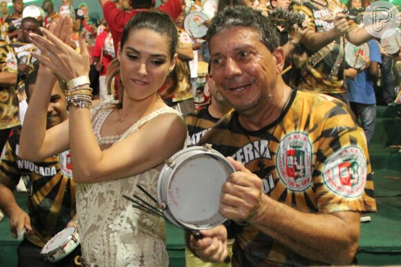 Fernanda Machado também caiu no samba na quadra da Grande Rio