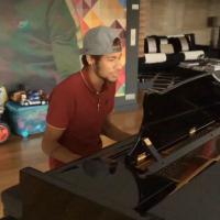Neymar canta música romântica ao piano: 'Nos teus braços é o meu lugar'