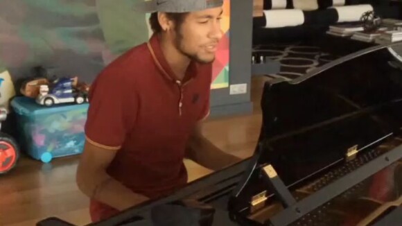 Neymar canta música romântica ao piano: 'Nos teus braços é o meu lugar'