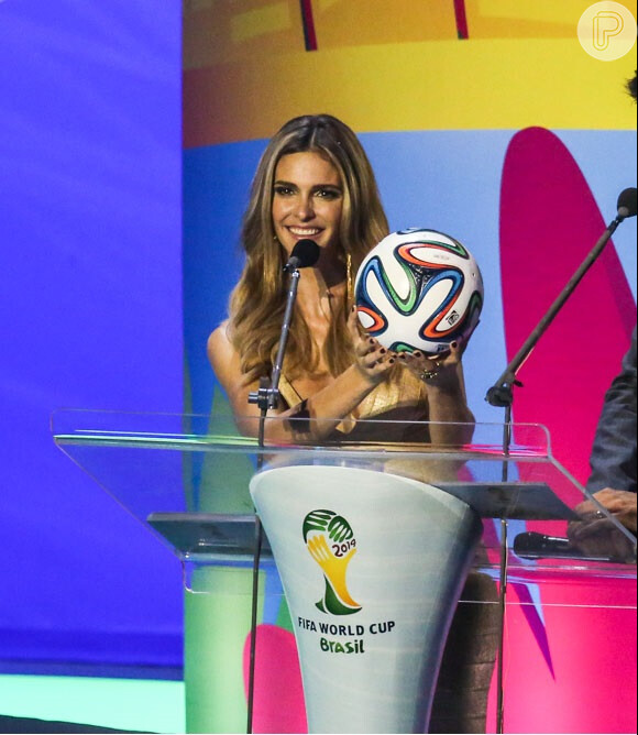 Fernanda Lima participou de um divertido jogo de perguntas e respostas ao lado do ex-jogador holandês, Ruud Gullit, que estará ao lado da apresentadora no comando do Bola de Ouro