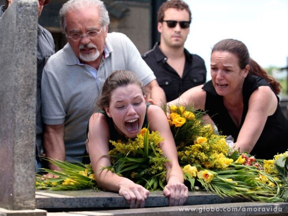 Linda (Bruna Linzmeyer) tem um surto no enterro de Leila (Fernanda Machado), ao pensar que Rafael (Rainer Cadete) também está morto, em 'Amor à Vida'