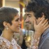 Letícia (Isabella Santoni) e Tiago (Humberto Carrão) quase se beijam quando comemoram os resultados da tecelagem, na novela 'A Lei do Amor'