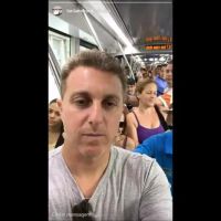 Luciano Huck anda de VLT no Centro do Rio e posta vídeo na web: 'Está cheio'