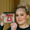Adele osa com o título que recebeu da Família Real