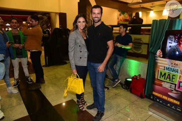 Carol Celico e o namorado, Eduardo Scarpa, pretigiaram a pré-estreia do filme 'Minha Mãe é Uma Peça 2' no shopping Eldorado, em São Paulo