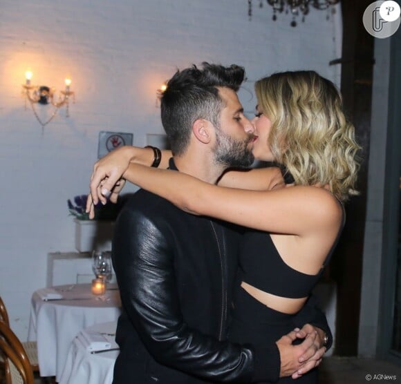 Em foto beijando a mulher, Giovanna Ewbank, Bruno Gagliasso exibe lateral do cabelo grisalho e barba com fios brancos