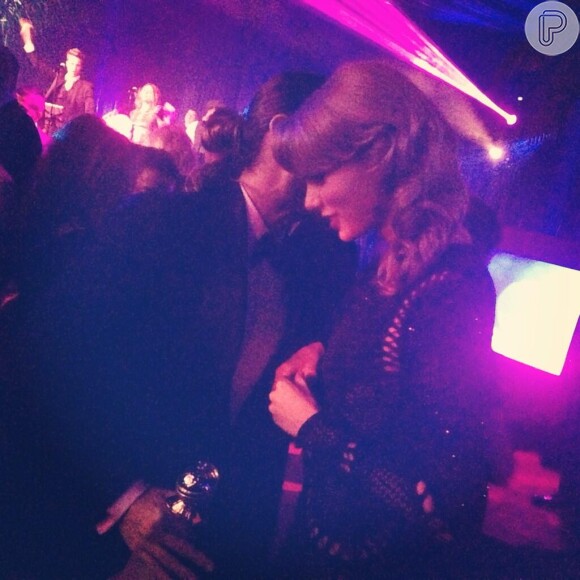 Jared Leto e Taylor Swift conversando ao pé do ouvido
