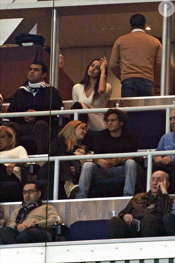 A noiva de Cristiano Ronaldo, Irina Shayk, assiste ao jogo do Real Madrid com alguns amigos