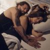 Antes da primeira noite de amor, Ralf (Henri Castelli) leva Milena (Giovanna Lancellotti) para uma pousada mas os dois apenas dormem juntos, na novela 'Sol Nascente'
